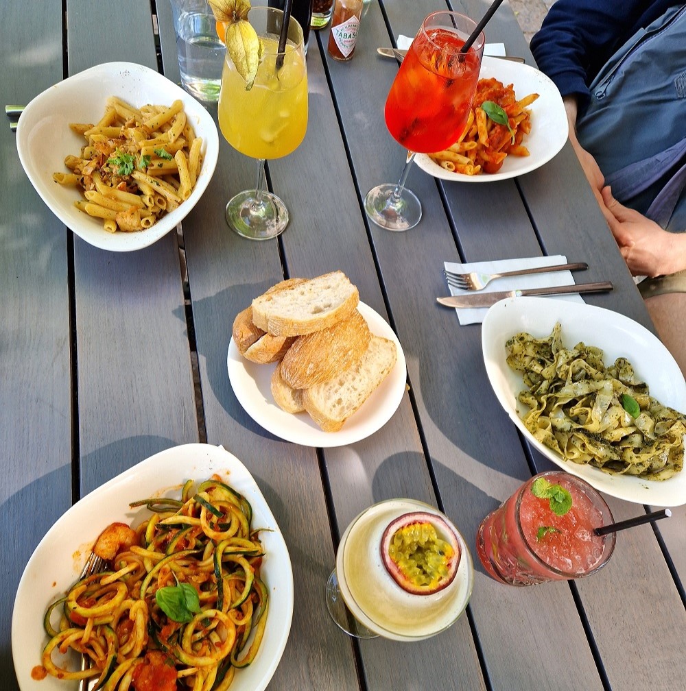 Ruokia ja cocktaileja Ravintola Vapianon terassilla pöydällä.